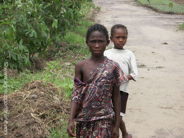 2003_kids_in_rural_area_congo