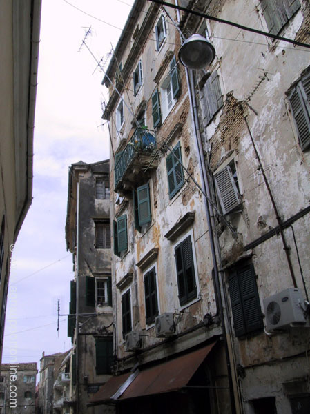 2001_alley_in_corfu_greece