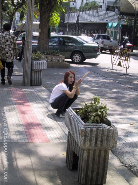 2001_praying_woman_bangkok_thailand